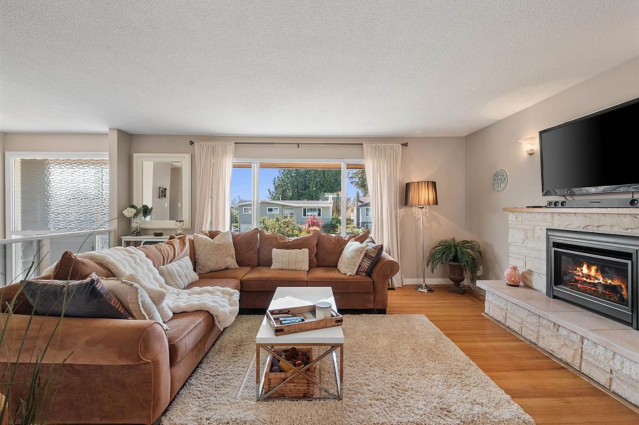 854 E 16th Street North Vancouver, BC - 3