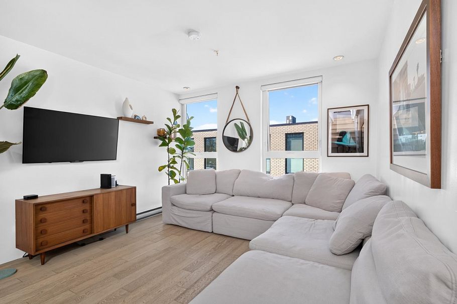 305 1647 E Pender Street Vancouver, BC - 2