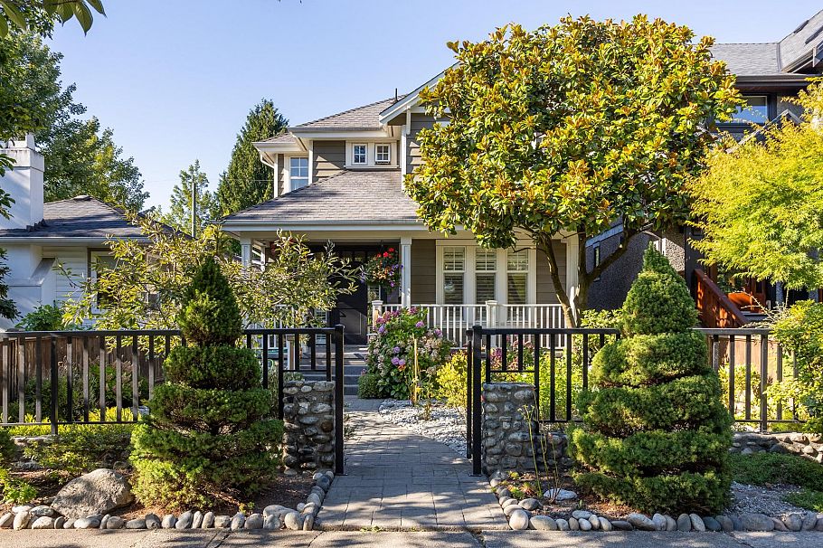 2985 W 16th Avenue Vancouver, BC - 1
