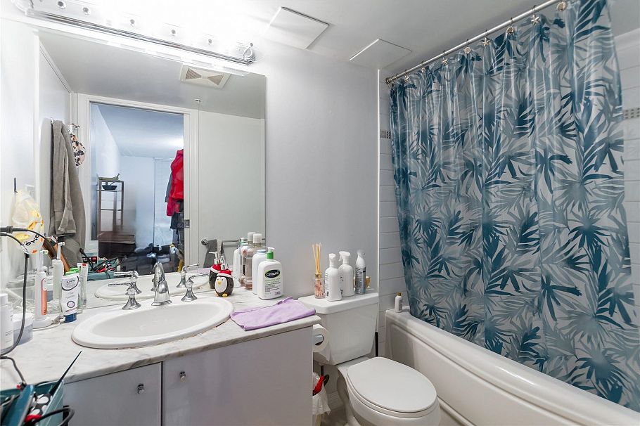 302 188 E Esplanade North Vancouver, BC - 17