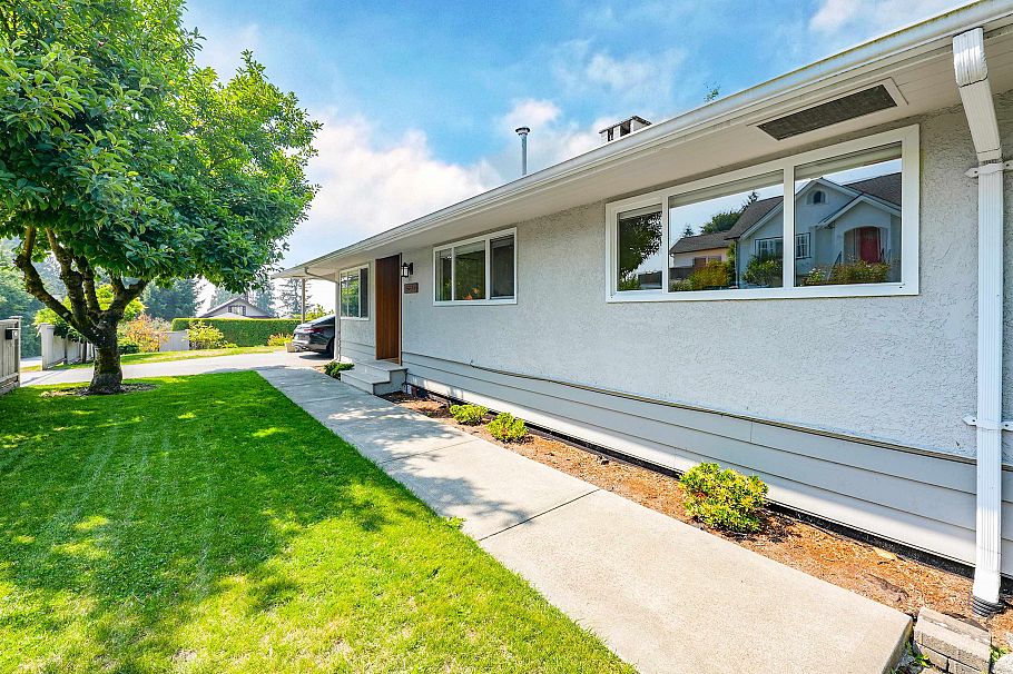 3277 Chesterfield Avenue North Vancouver, BC - 36