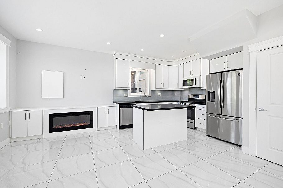 1 2430 E 41 Street Vancouver, BC - 3