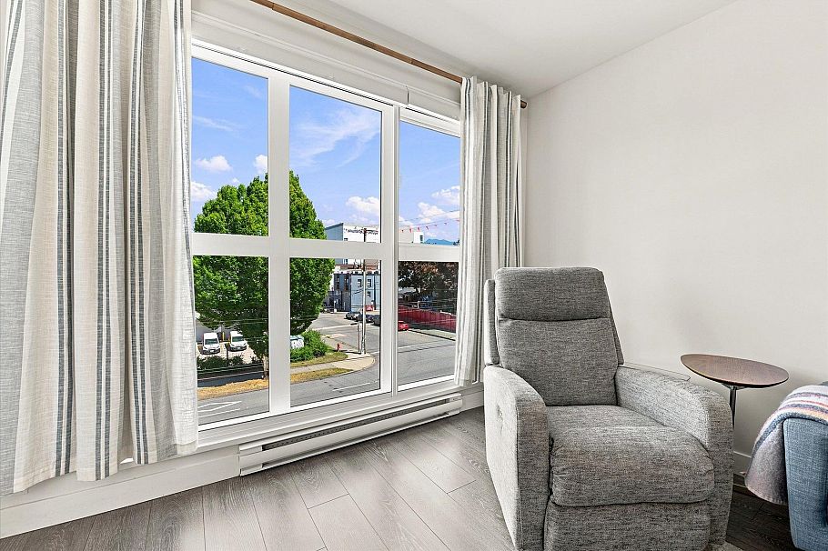 323 1588 E Hastings Street Vancouver, BC - 4