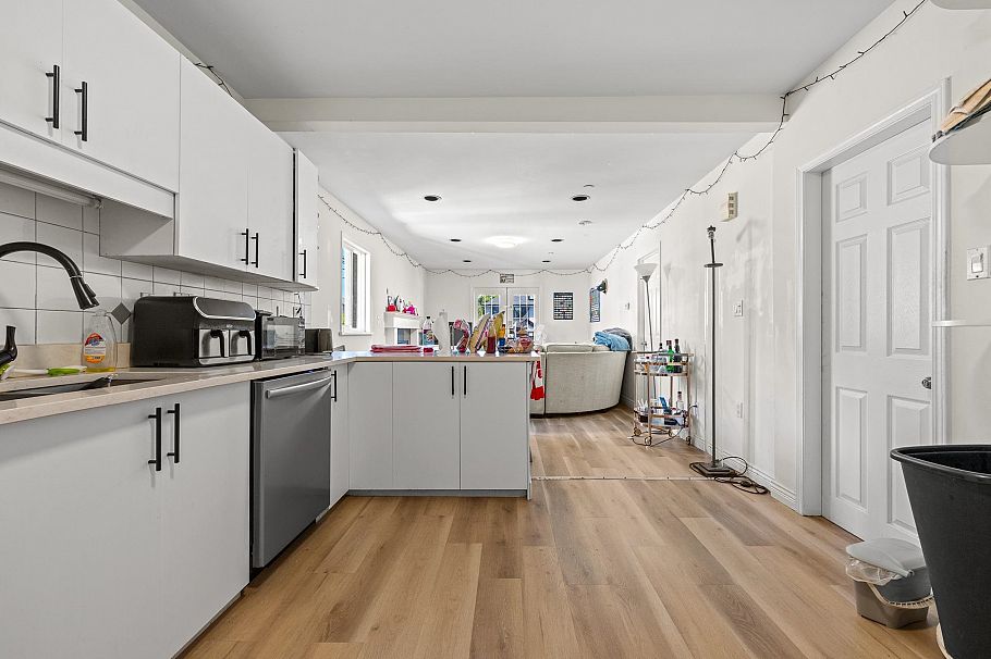 3279 W 11th Avenue Vancouver, BC - 8
