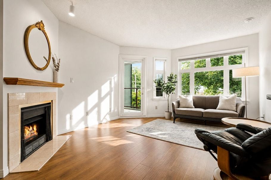 307 2800 Chesterfield Avenue North Vancouver, BC - 2