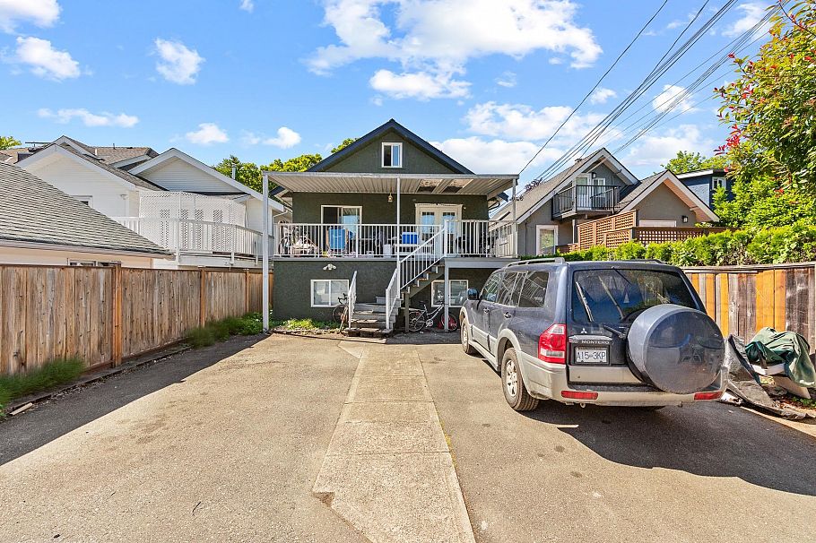 3279 W 11th Avenue Vancouver, BC - 2