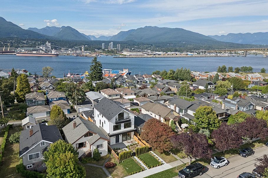 2 2815 Trinity Street Vancouver, BC - 1