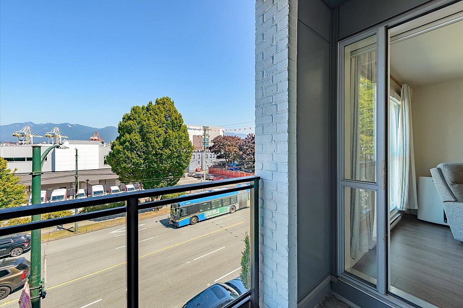 323 1588 E Hastings Street Vancouver, BC - 9