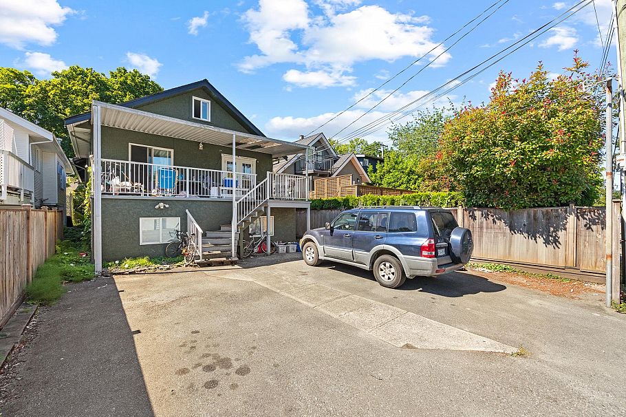 3279 W 11th Avenue Vancouver, BC - 32