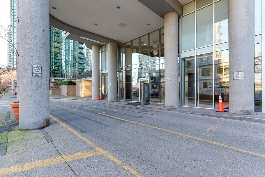 702 588 Broughton Street Vancouver, BC - 2