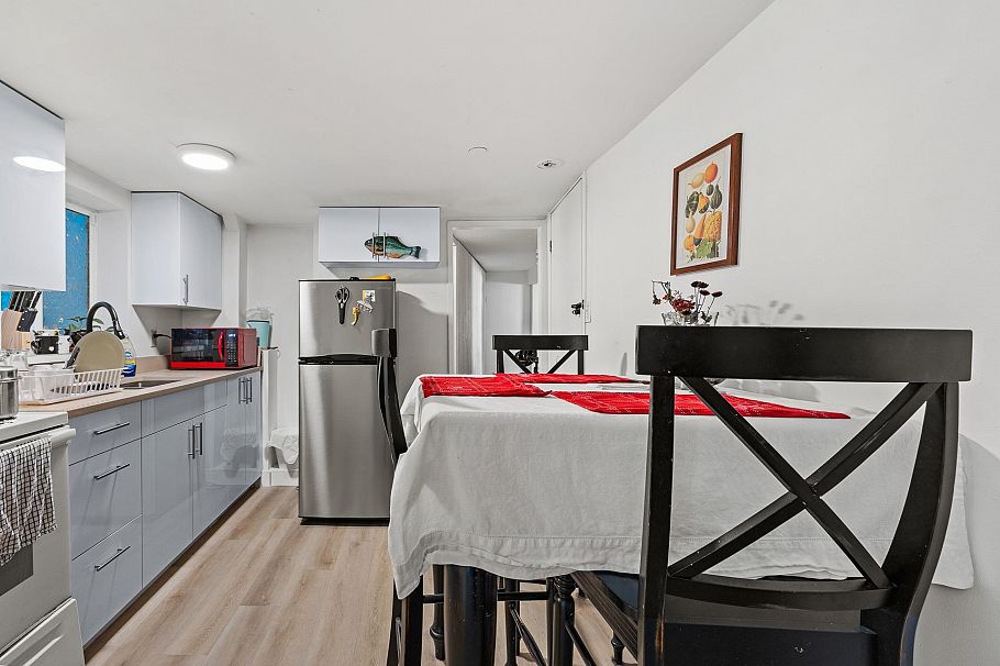 3279 W 11th Avenue Vancouver, BC - 24