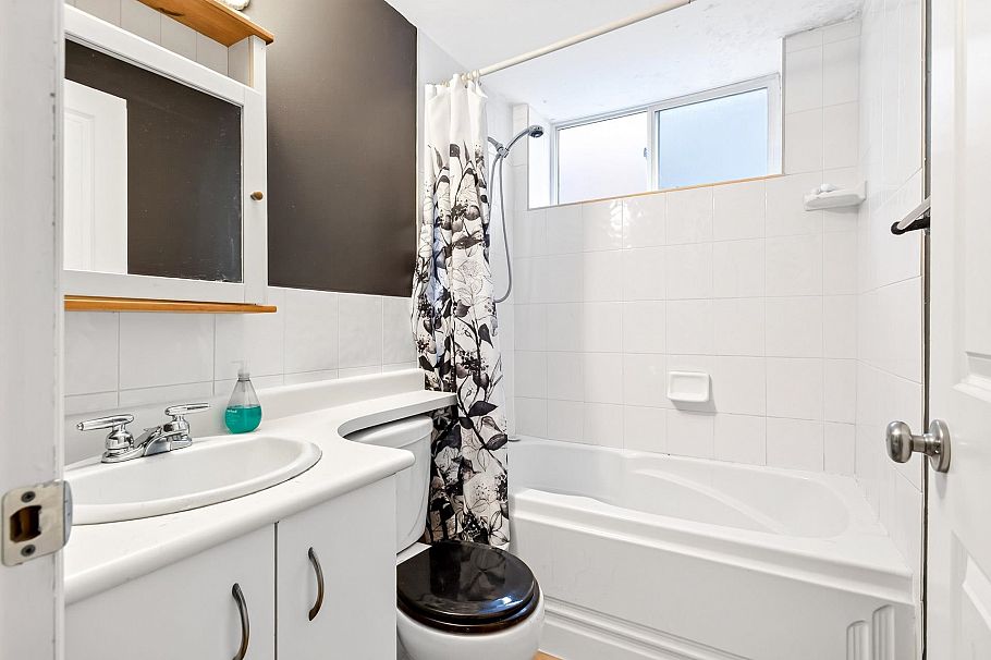 2985 W 16th Avenue Vancouver, BC - 39