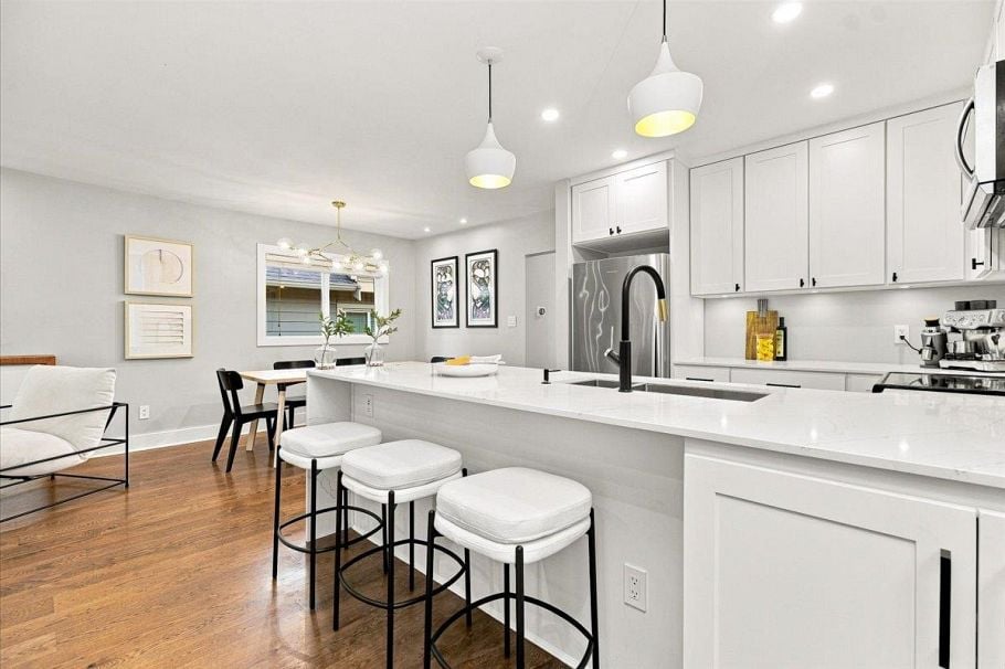 223 W 19th Street North Vancouver, BC - 2