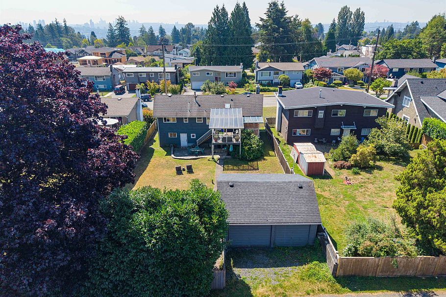 854 E 16th Street North Vancouver, BC - 24