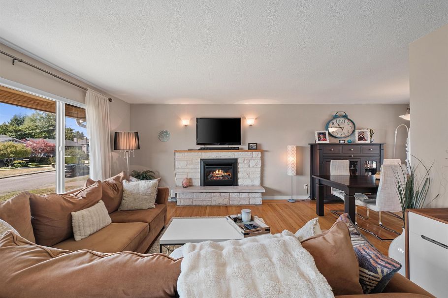 854 E 16th Street North Vancouver, BC - 2