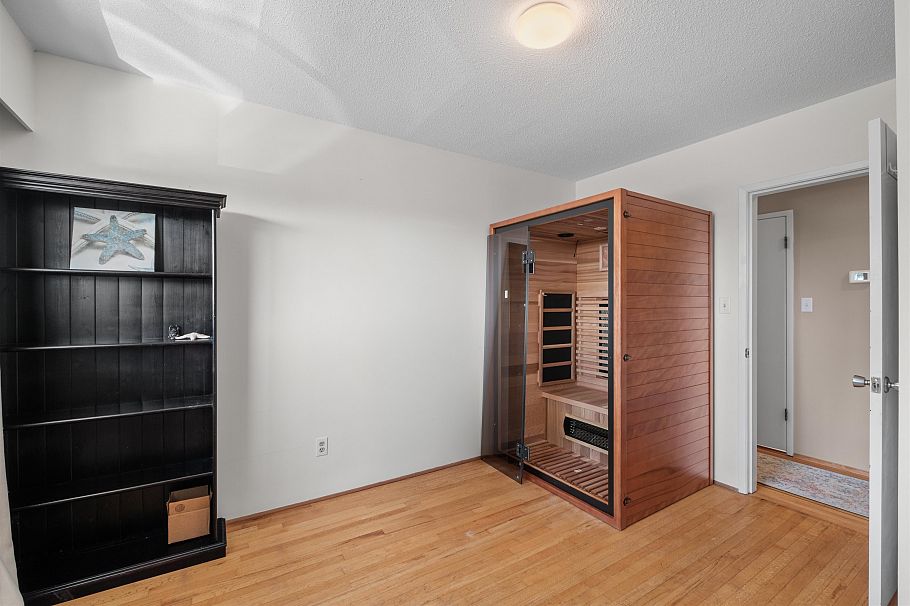 854 E 16th Street North Vancouver, BC - 16
