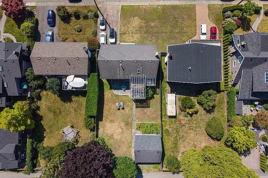 854 E 16th Street North Vancouver, BC - 25