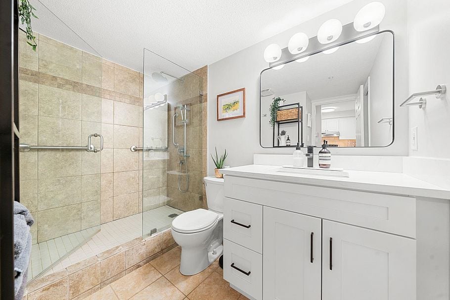 249 2565 W Broadway Vancouver, BC - 16