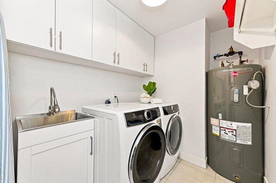 223 W 19th Street North Vancouver, BC - 23