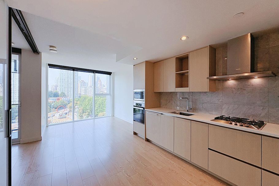 886 87 Nelson Street Vancouver, BC - 1