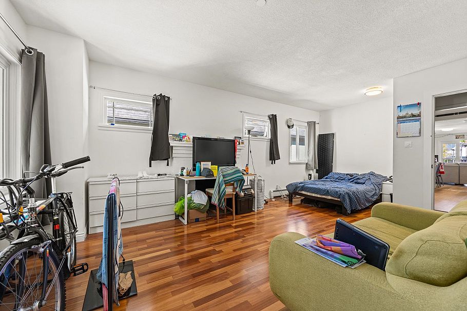 3279 W 11th Avenue Vancouver, BC - 12