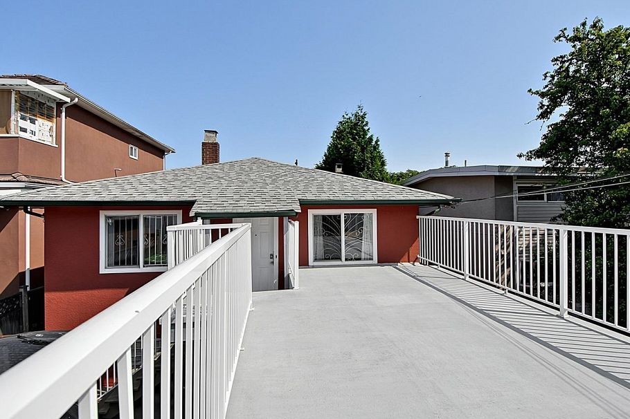 2216 E 41st Avenue Vancouver, BC - 30