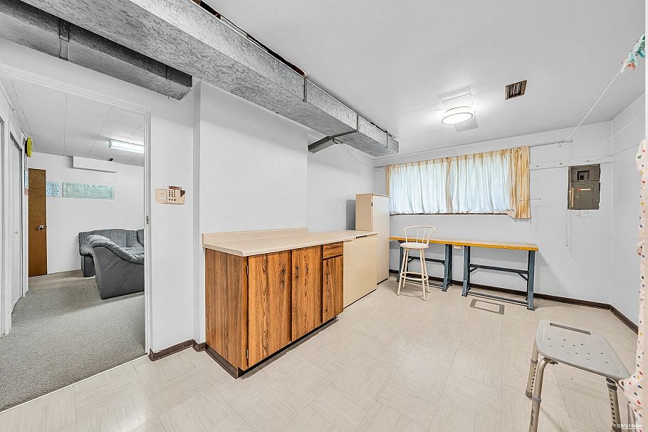 580 W 64th Avenue Vancouver, BC - 21