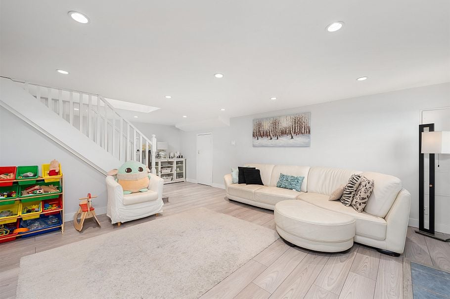 409 W 27th Street North Vancouver, BC - 29