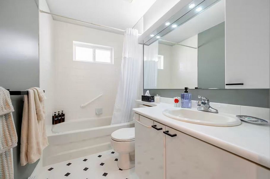 336 E 26th Street North Vancouver, BC - 30