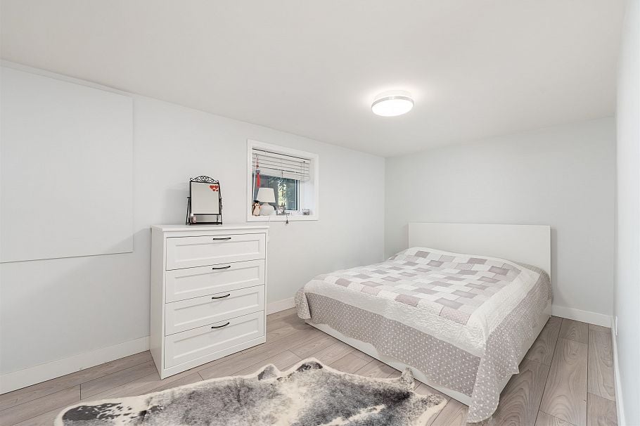 409 W 27th Street North Vancouver, BC - 31
