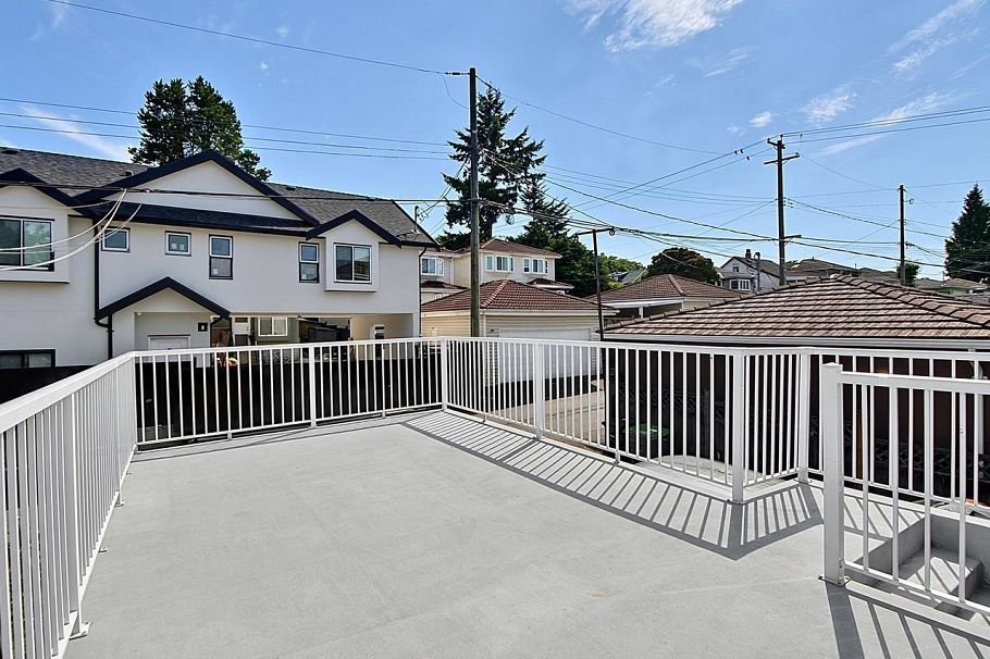 2216 E 41st Avenue Vancouver, BC - 29