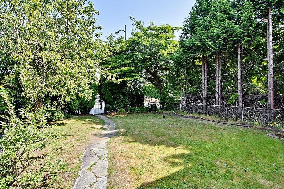 2216 E 41st Avenue Vancouver, BC - 34