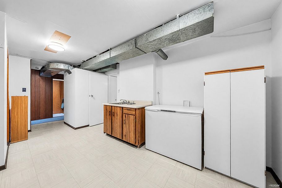 580 W 64th Avenue Vancouver, BC - 32