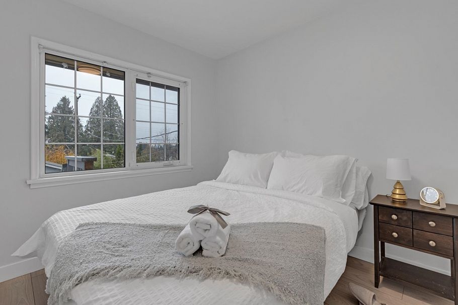 409 W 27th Street North Vancouver, BC - 27