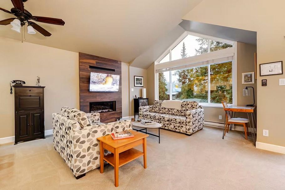 336 E 26th Street North Vancouver, BC - 2