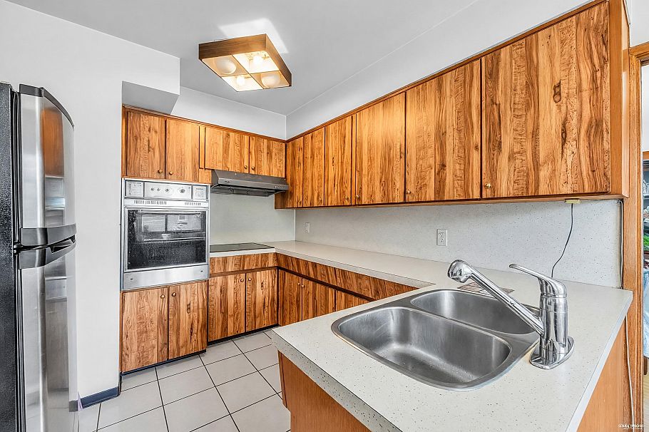 580 W 64th Avenue Vancouver, BC - 25