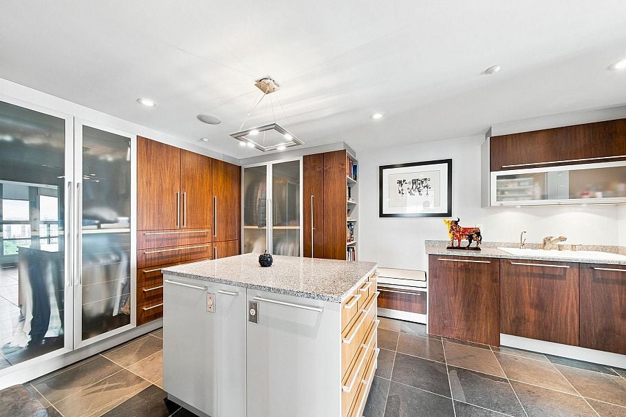 2301 909 Burrard Street Vancouver, BC - 22