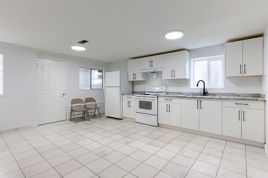 1743 E 49th Avenue Vancouver, BC - 11
