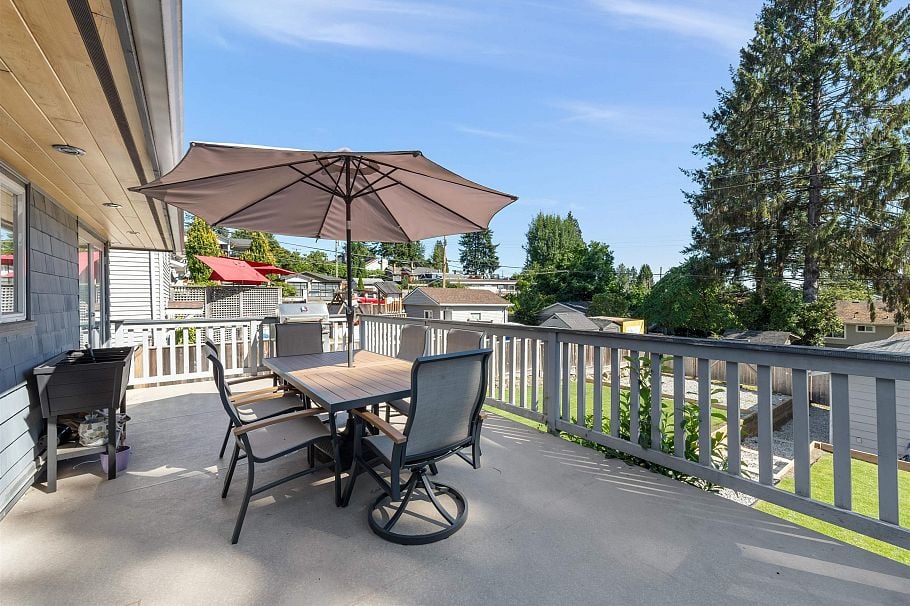 409 W 27th Street North Vancouver, BC - 23