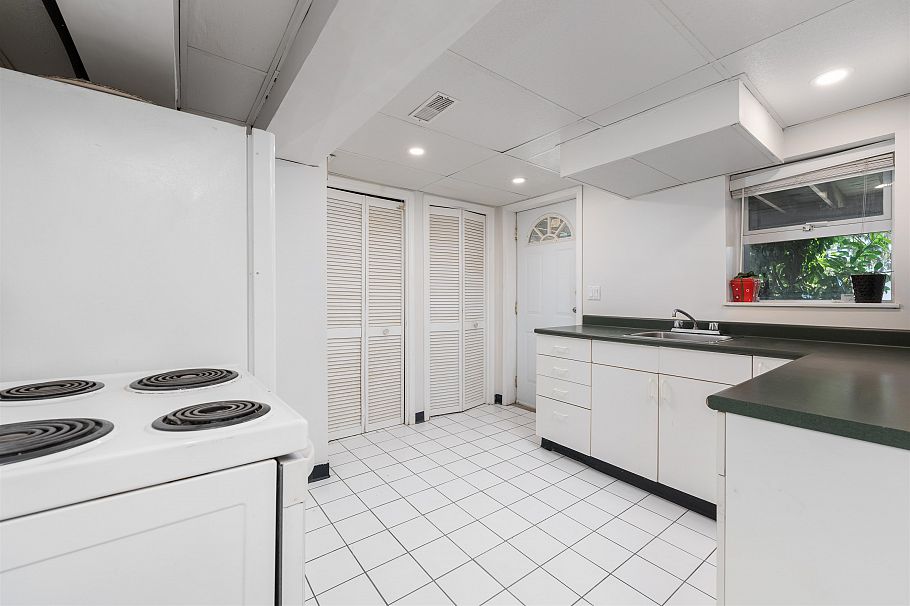 409 W 27th Street North Vancouver, BC - 36