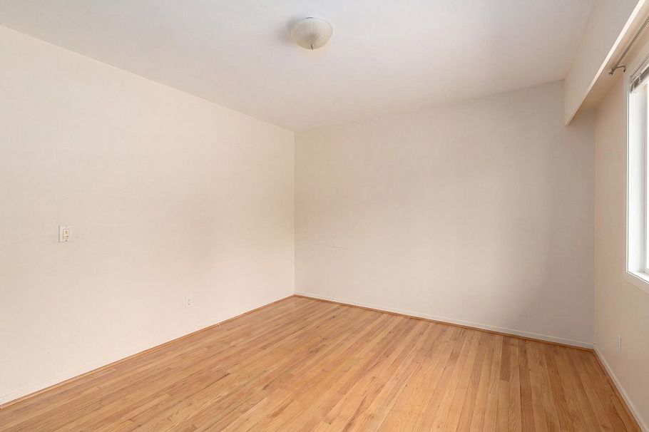 164 E Carisbrooke Road North Vancouver, BC - 11