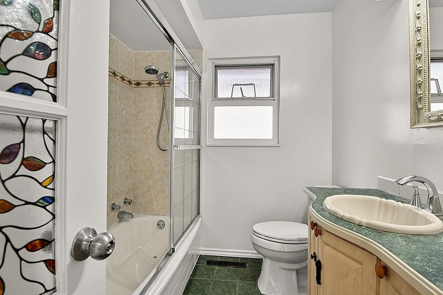 2216 E 41st Avenue Vancouver, BC - 23