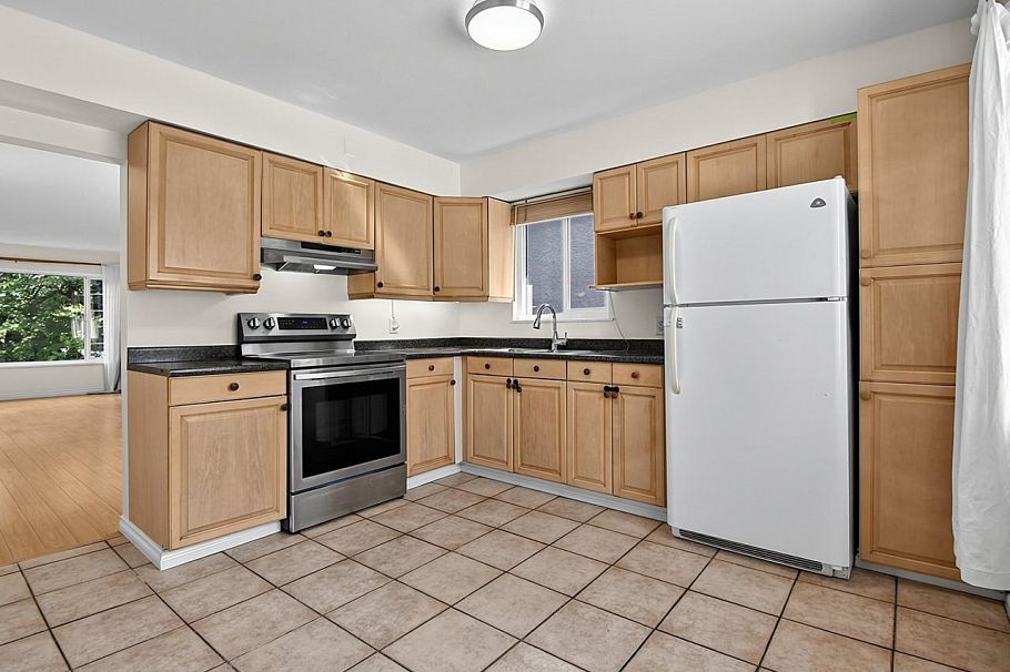 2216 E 41st Avenue Vancouver, BC - 25