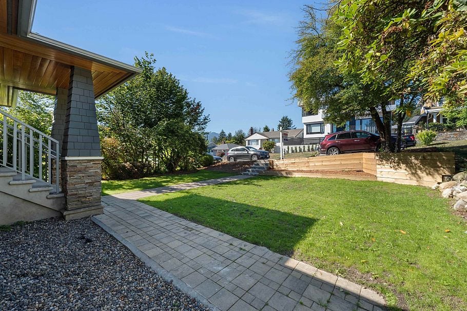 409 W 27th Street North Vancouver, BC - 38