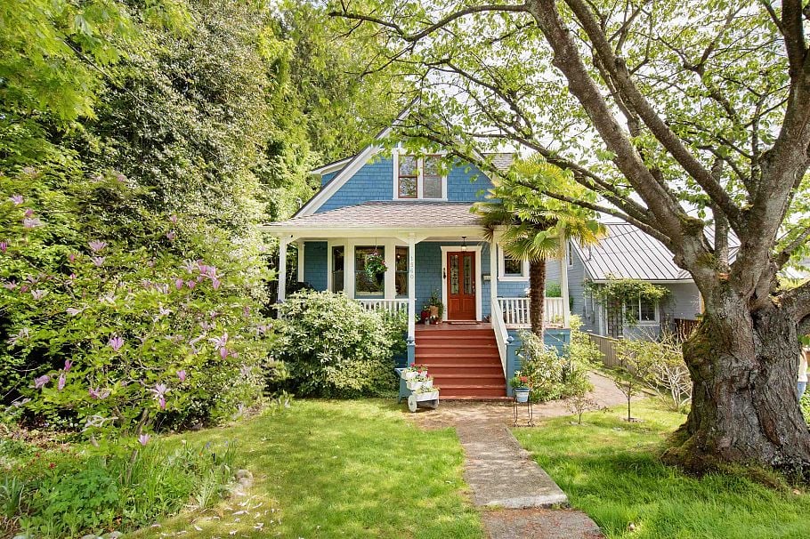 1560 Macgowan Avenue North Vancouver, BC - 1