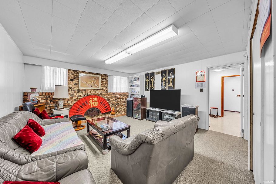 580 W 64th Avenue Vancouver, BC - 11