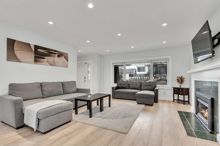 409 W 27th Street North Vancouver, BC - 11