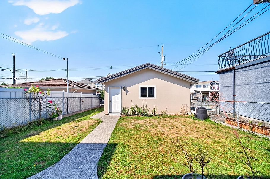 3423 E 24th Avenue Vancouver, BC - 37