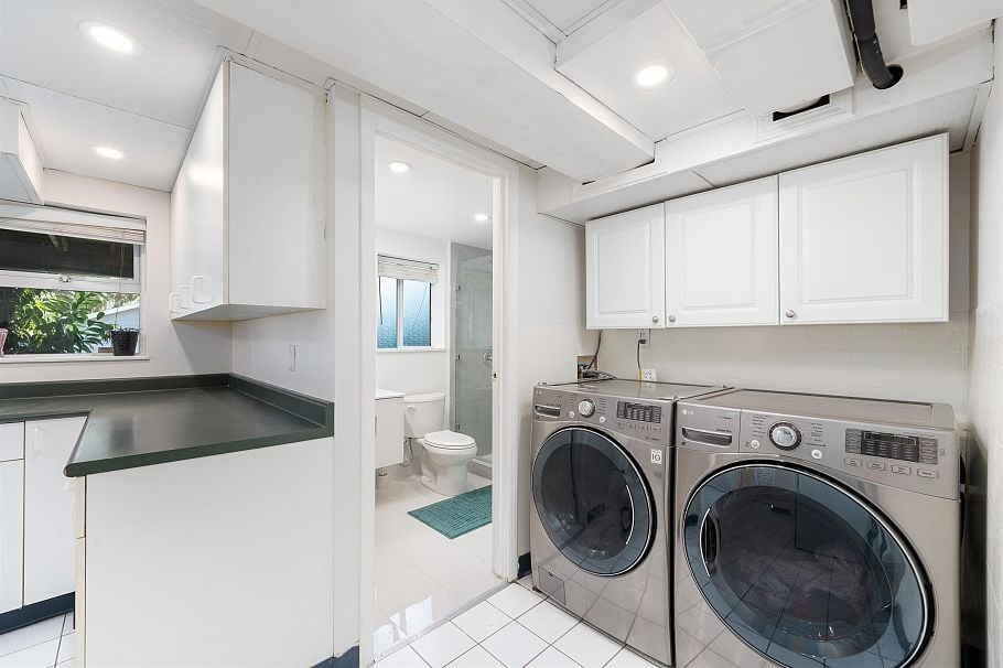 409 W 27th Street North Vancouver, BC - 35