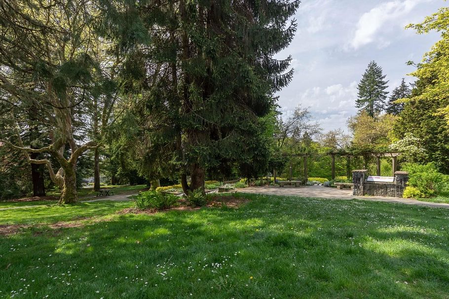 164 E Carisbrooke Road North Vancouver, BC - 23
